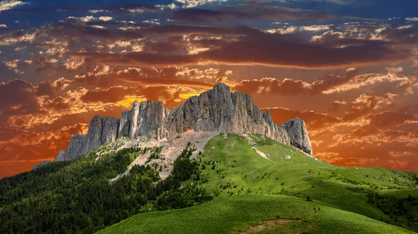 Bella montagna nel Caucaso — Foto Stock