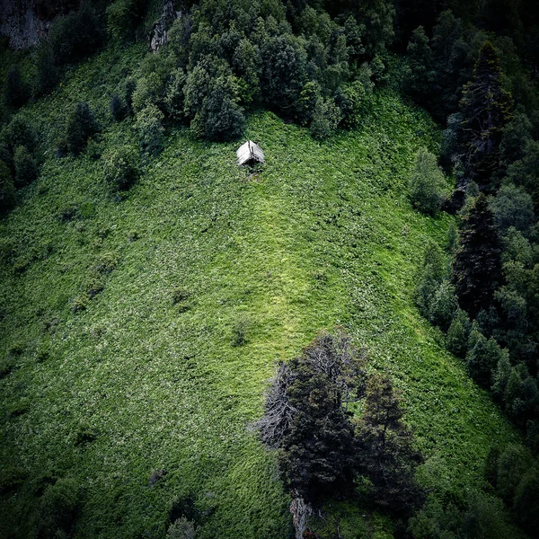 Cabane dans les montagnes — Photo