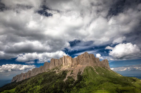 Schöner Berg im Kaukasus — Stockfoto