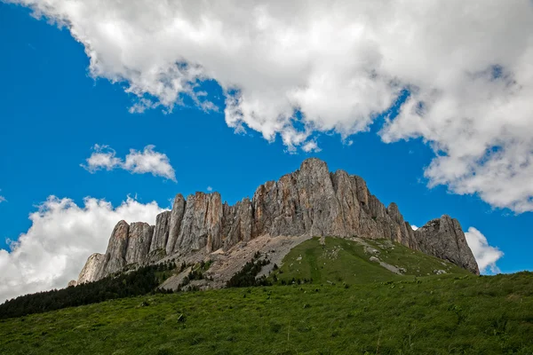 Schöner Berg im Kaukasus — Stockfoto