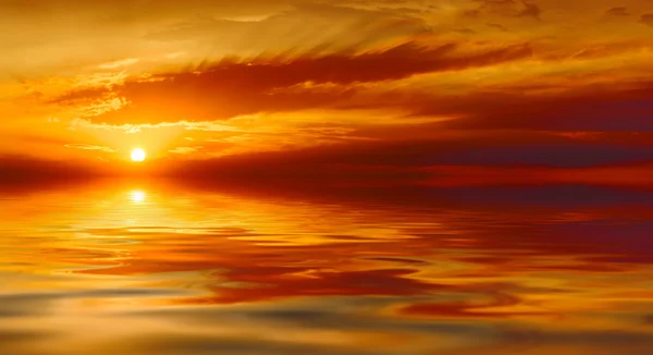Sonnenuntergang im warmen Meer — Stockfoto