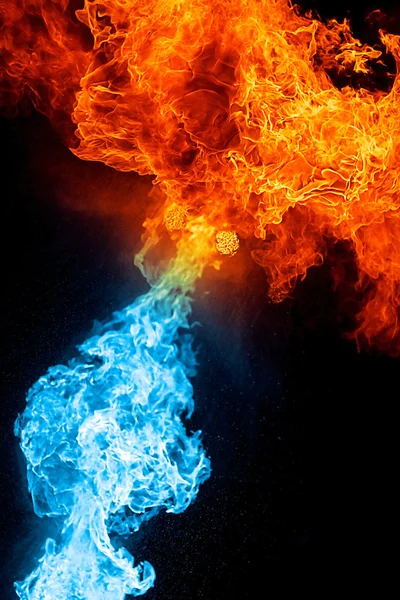 Röda och blå eld på balck — Stockfoto
