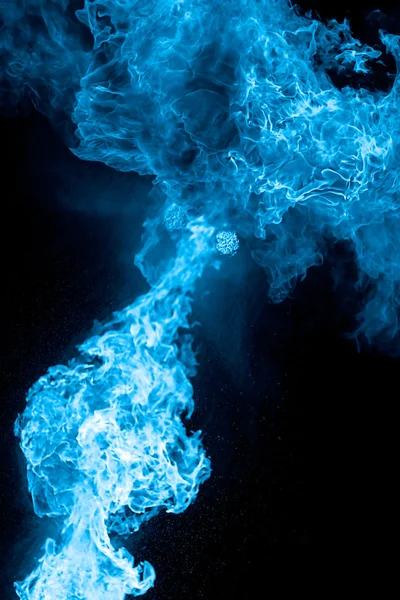 Flammes de feu bleu sur noir — Photo