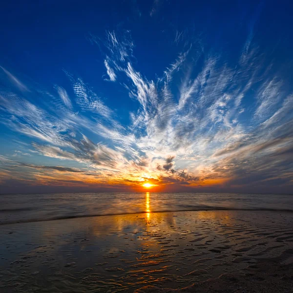 Belo pôr do sol na praia — Fotografia de Stock