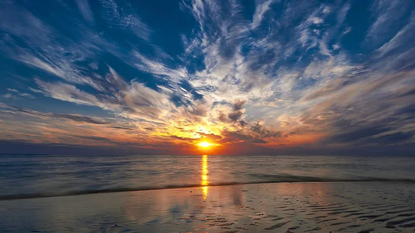 Beautiful sunset on the beach — Stock Photo, Image