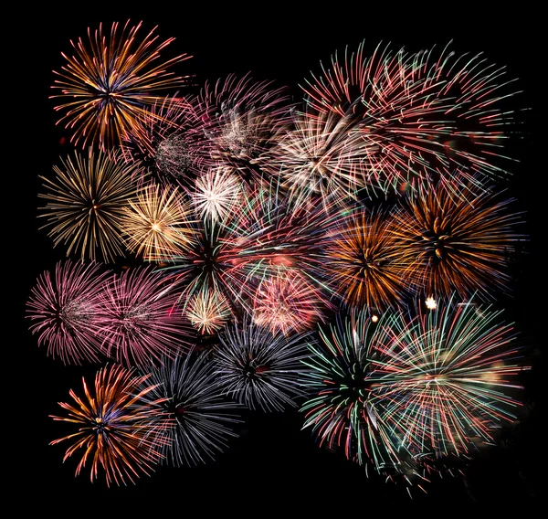 Buntes Feuerwerk über dem Nachthimmel — Stockfoto