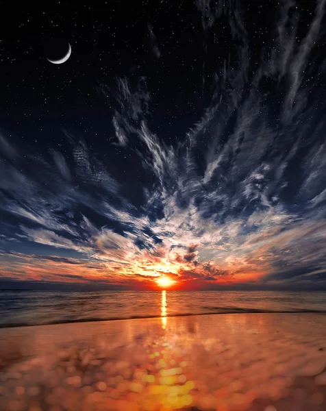Belo pôr do sol na praia — Fotografia de Stock