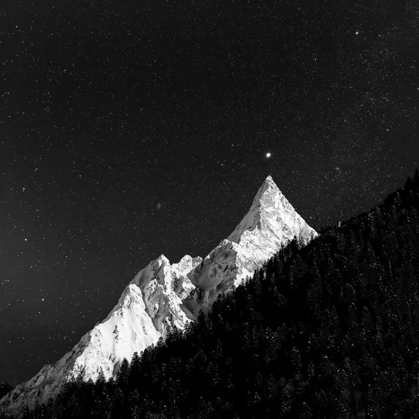 Céu estrelado sobre montanhas do Cáucaso, Dombay — Fotografia de Stock