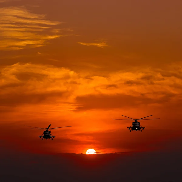 Mi-8 helikopter, sıcak günbatımı — Stok fotoğraf