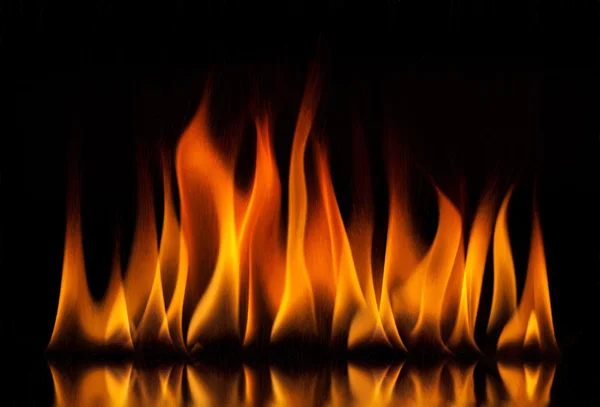 Fiamme di fuoco su uno sfondo nero — Foto Stock