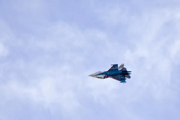 Пілотажних збірної Росії "російський лицарів" виступає на авіашоу 21 — стокове фото