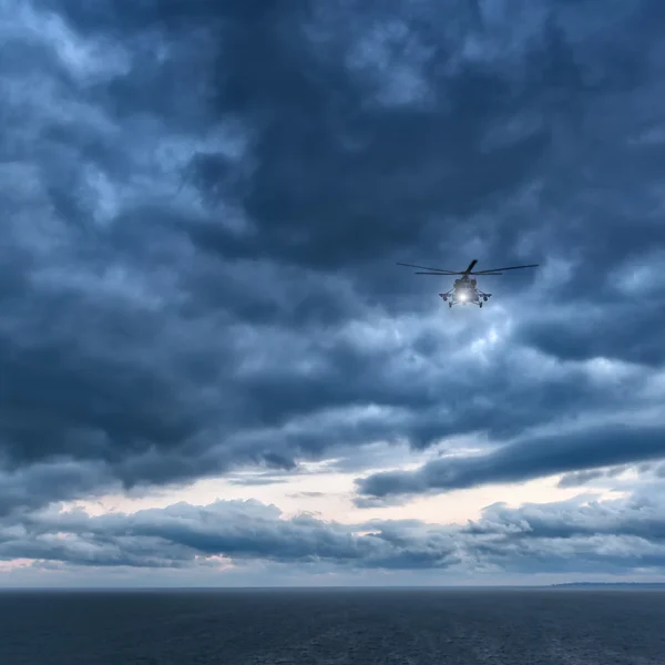 Storm at sea, Mi-8 helicopter from below in front dramatic sky, — Stock Photo, Image