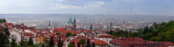 Telhados de Praga, Torre da cidade velha — Fotografia de Stock