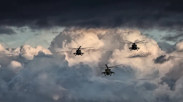 Grupa walki helikoptery, Mi-24, Mi-8 na tle chmur — Zdjęcie stockowe