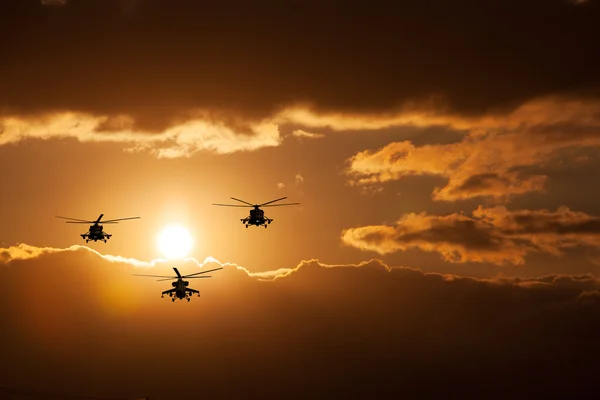 Helicópteros de combate de grupo, Mi-24, Mi-8, puesta del sol caliente — Foto de Stock