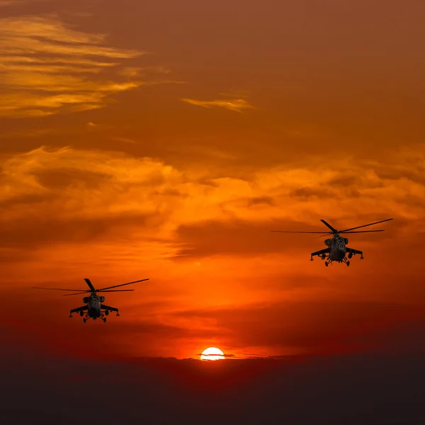 Mi-24 helikopterleri, sıcak günbatımı, sahilde günbatımı — Stok fotoğraf