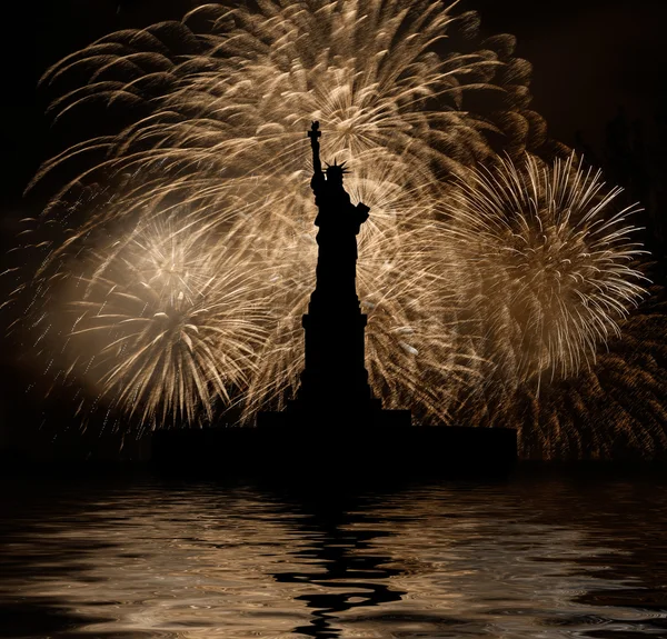 Estátua da Liberdade no fundo de fogos de artifício dourados — Fotografia de Stock