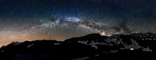 Campeggio in tenda di notte — Foto Stock