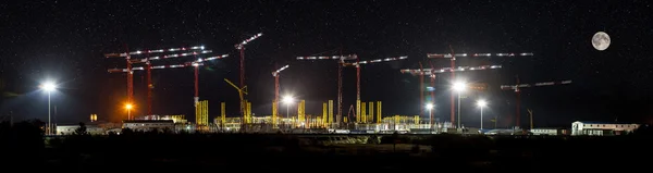 Kranen op de bouwplaats, nacht panorama, hemel, ster — Stockfoto