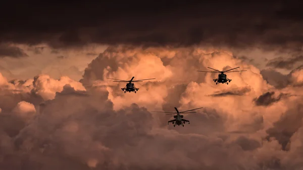 Групповые боевые вертолеты Ми-24, Ми-8 на фоне облаков — стоковое фото
