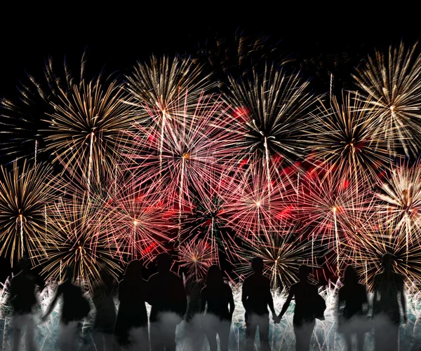 Groep mensen silhouet genieten van het kijken vuurwerk in de n weergeven — Stockfoto
