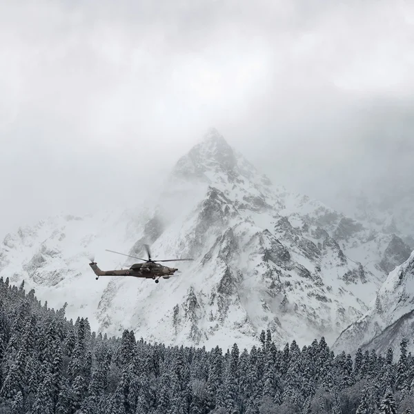 Helicóptero de combate ruso sobre las montañas de invierno —  Fotos de Stock