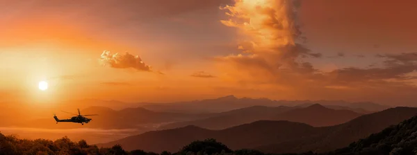 Sonnenaufgang in den Bergen, russischer Kampfhubschrauber — Stockfoto