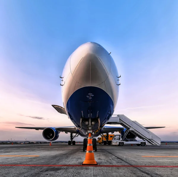 Avión de pasajeros en el estacionamiento, estacionamiento del aeropuerto, pasajero pl — Foto de Stock