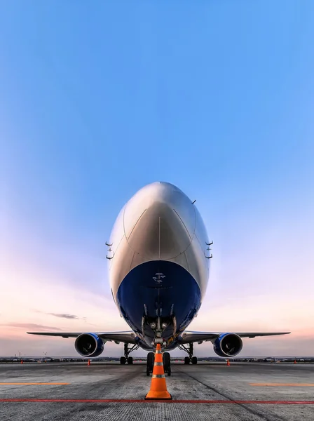 Avião de passageiros no parque de estacionamento, estacionamento no aeroporto, passageiros pl — Fotografia de Stock