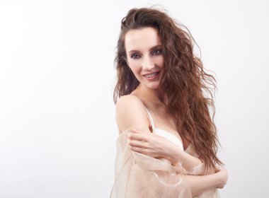 İhale kadın iç çamaşırı, beyaz arka plan üzerinde poz