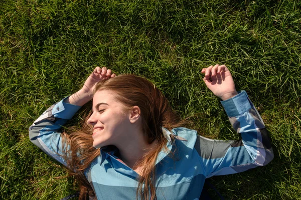 Młoda kobieta uśmiechający się r. w trawie — Zdjęcie stockowe