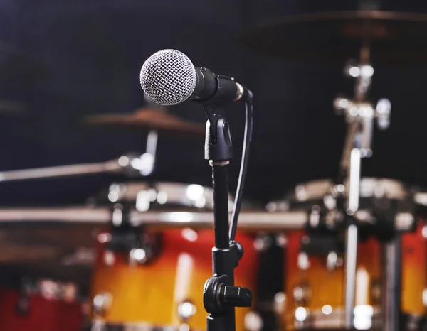 Selective focus microphone and blur drums — Stock Photo, Image