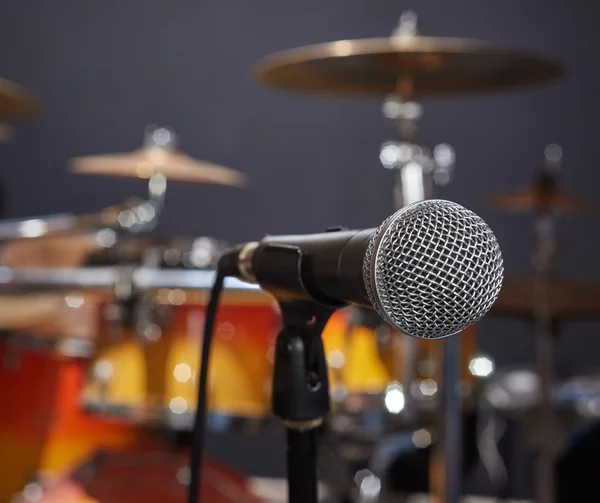 Selective focus microphone and blur drums — Stock Photo, Image