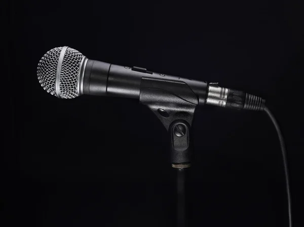 Microphone sur fond noir — Photo