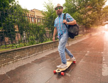 Longboard yaşam tarzı kavramı ayarlama kentsel, sokaklarda sürme