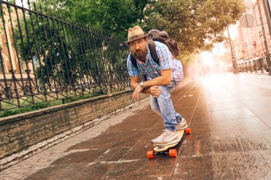 Longboard yaşam tarzı kavramı ayarlama kentsel, sokaklarda sürme