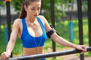 Sportif kadın egzersiz önce konsantre