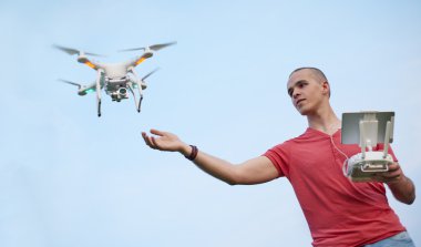Adam bir quadrocopter Park kontrol eder.