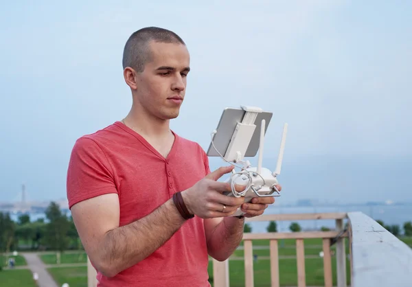 Joven operando una consola de control remoto de drones — Foto de Stock