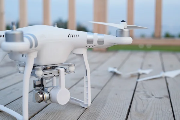 Quadrocopter close-up. Selectieve aandacht aan propeller. Drone geland op hout oppervlak — Stockfoto