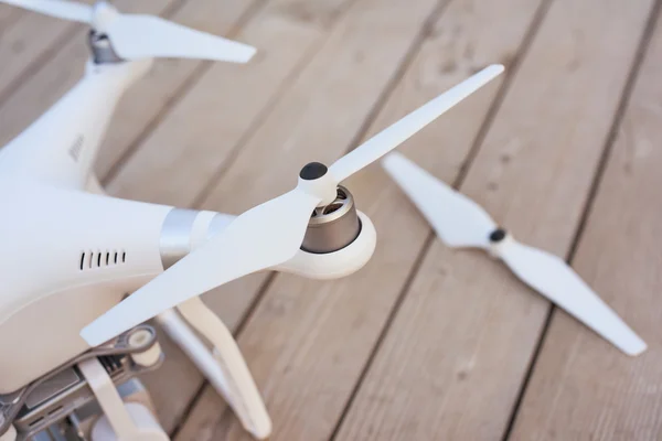 Vista superior del quadrocopter aterrizó en la superficie de madera. Enfoque selectivo en la hélice — Foto de Stock