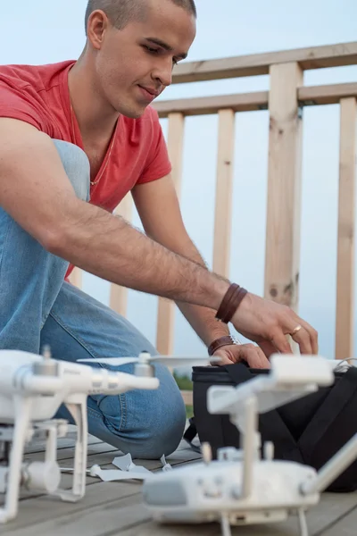 Joven colocando dron en el parque . — Foto de Stock