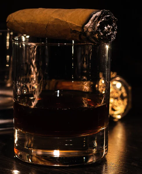 Stillleben mit Cognac, Zigarre und einer Uhr auf Holzgrund — Stockfoto