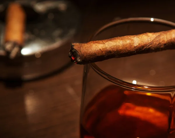 Copa de whisky de lujo con cigarro — Foto de Stock