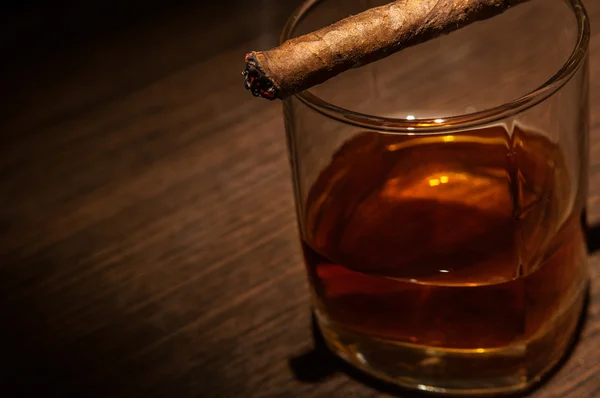 Copa de whisky de lujo con cigarro — Foto de Stock