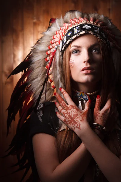 Chica con sombrero de estilo indio tradicional. Arte indio maquillaje —  Fotos de Stock