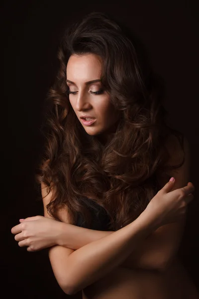 Sexy brunetka dziewczyna w czarnej bieliźnie na czarnym tle — Zdjęcie stockowe