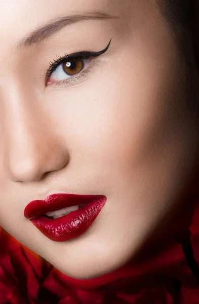 アジア女性をクローズ アップ グラマーのメイクアップと赤い唇 — ストック写真
