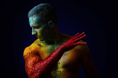 Adale adam fantezi vücut sanatı ile