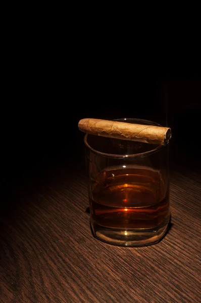 Lyxiga whiskey glas med cigarr — Stockfoto